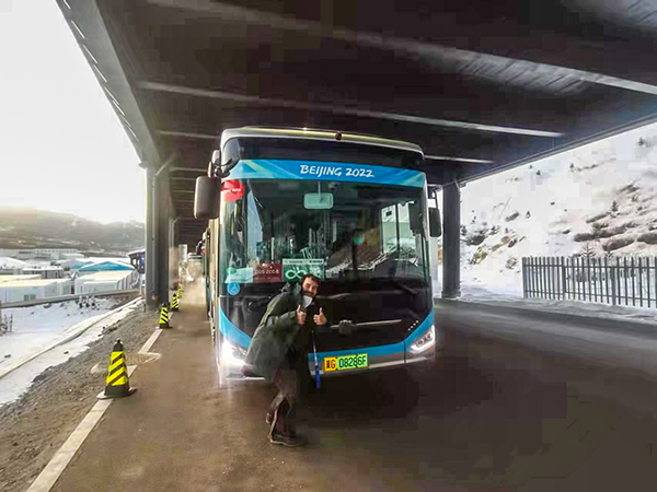 外國記者點贊中通客車.jpg
